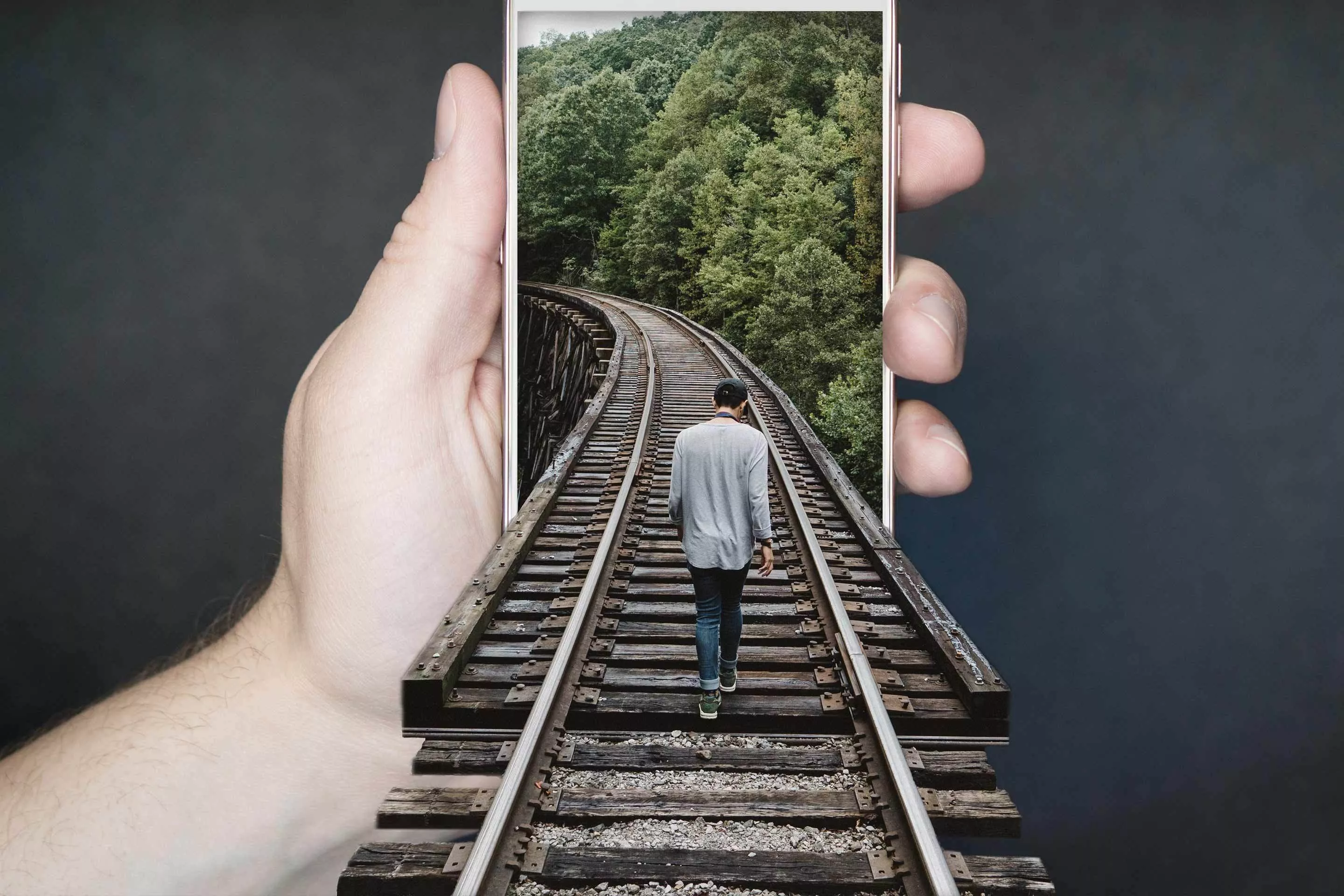 Smartphone in hand showing the eBesucher surfbar - earning money with your phone